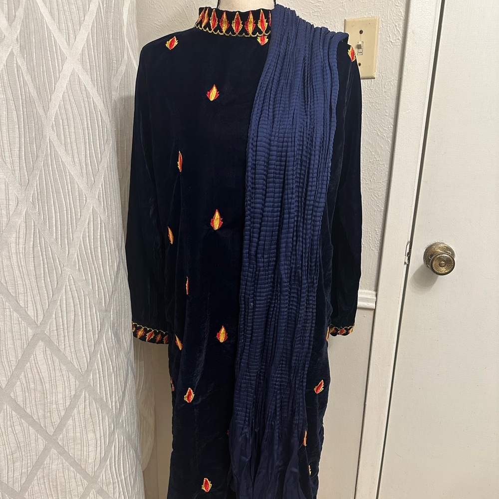 Pakistani Designer Embroidered  Velvet Three Piece Suit for women,Blue brand new